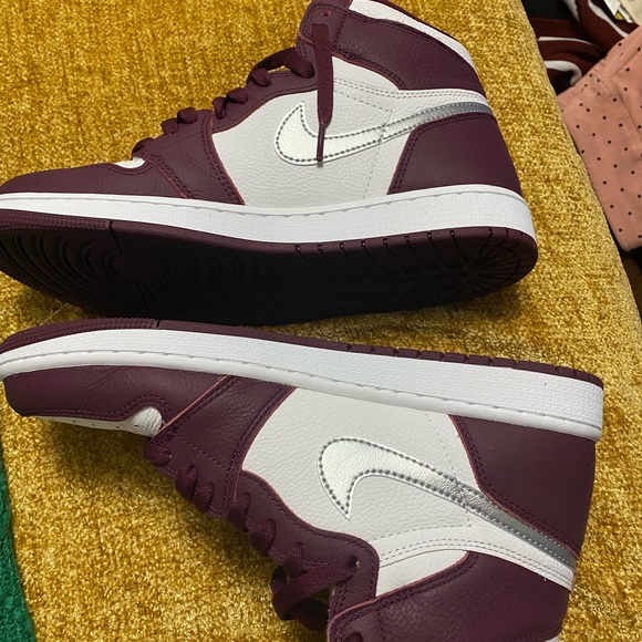 selling these shoes. authentic and will ship within 1-3 business days.200 lowest